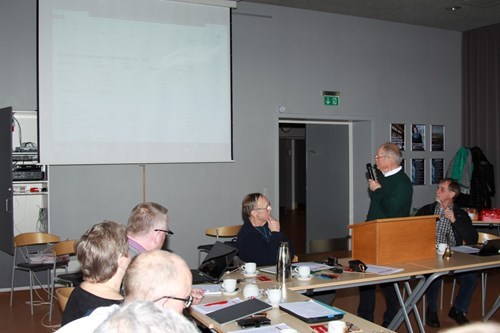 Kasserer Poul Mikuta gennemgår det reviderede regnskab