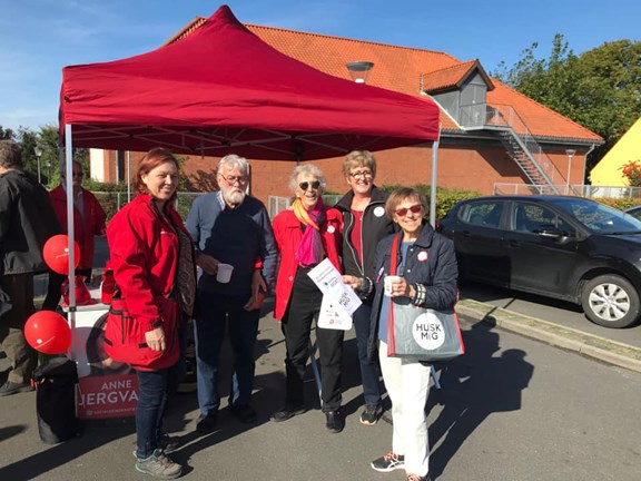 2021 09 25 Anne Bjergvang Omgivivet Af Gode Trofaste Hjælpere Da Valgkampem For Alvor Blev Skudt I Gang
