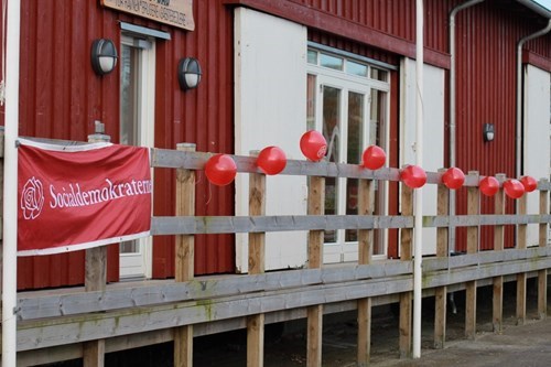 Indgangen festligt pyntet specielt til dagen