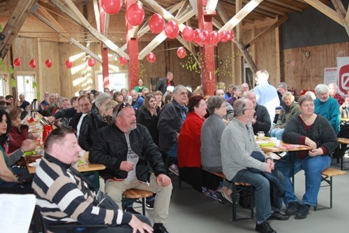 foran et veloplagt og engageret publikum der fyldet pakhuset til sidste plads